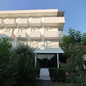 hotel-pigalle-riccione.emilia-romagnahotels.net/